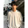 Camisa simples de manga comprida com listras duplas para homens, perfeita para looks de outono inicial, apresentando uma gola redonda estilo americano e um visual em camadas moderno com uma camada base por baixo.