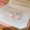 Pendientes de Perla Rosa en Forma de Corazón con Goteo de Aceite de Aguja Plateada, Pendientes Simples Vintage con un Toque de Lujo Ligero y de Alta Gama, Diseño Único