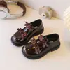 Zapatos de cuero de estilo francés para niños en stock, zapatos de princesa de encaje versión coreana para niñas, zapatos de vestir individuales brillantes de cuero suave para estudiantes