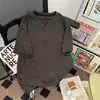 Camiseta de Manga Curta Escovada com Decote V de Alto Padrão 2025 Verão Masculino Nova Moda Camiseta Texturizada com Listras nas Axilas e Manga Três Quartos