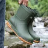 Novas botas impermeáveis masculinas, sapatos aquáticos antiderrapantes de cano médio, galochas versáteis para estudantes, adequadas para lavar o carro, pescar e manter aquecido em dias chuvosos
