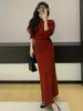 Conjunto Elegante de Color Sólido Nuevo para Mujer Primavera Temprana 2026: Conjunto de Dos Piezas: Suéter Diagonal Abotonado Hombros Descubiertos y Falda Midi de Punto