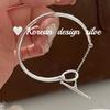 Versión coreana de joyería de plata con diseño de industria pesada S925, pulsera circular con diseño de hebilla OT de plata esterlina apilada, estilo ins femenino de alta gama.