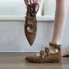 Sapatos Femininos Design Retro Bico Fino Fivela com Tachas 2026 Primavera Nova Moda Versátil Sapatos Mary Jane Baixos