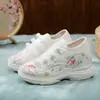 Tênis de Lona Branco com Garça Bordada Sapatos Bordados Sapatos de Tecido Antigos de Pequim Sapatos Brancos Espessos Tênis Esportivos Sapatos de Estilo Antigo Saiba Como