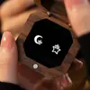 Pendientes Cuadrados de Planeta y Luna para Mujer Plata de Ley S925 2025 Nuevo Estilo Popular Sencillos y Modernos Pendientes Asimétricos de Estrella y Luna