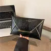 Bolso de sobre nuevo de moda personalizado europeo y americano 2026 otoño clutch casual bolso de mano para mujer simple elegante a la moda