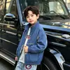 Ropa infantil para niños, nuevo estilo otoño 2026, gabardina infantil mediana y grande, chaqueta de moda para niños de secundaria