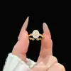 Nuevo anillo de moda de alta gama versátil estilo vintage con forma de estrella y diamantes, lujo ligero, anillo personalizado único y lujoso