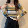 Camiseta básica de punto a rayas de arcoíris para mujer, nueva para otoño e invierno 2023, estilo occidental, entallada, adelgazante, de manga larga, interior, cuello cuadrado