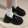 Zapatos de cuero para mujer de suela gruesa y punta redonda, color retro versátil, nuevos modelos de otoño 2026, estilo francés, tacón grueso, mocasines de estilo británico.