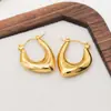 Pendientes de moda transfronterizos europeos y americanos, sencillos, de acero de titanio, retro, huecos, en forma de corazón, chapados en oro de 18 quilates, con diseño de nicho.