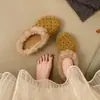 Chinelos fofos de bolinhas retrô para mulheres, novo estilo outono/inverno 2026, forrados com fleece, quentes, impermeáveis, com sola grossa, para usar ao ar livre, chinelos de algodão preguiçosos