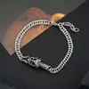 Pulseira Cruzada Europeia e Americana de Aço Titânio para Homens, Joia Personalizada Vintage de Aço Inoxidável para Mulheres, Acessório de Mão Versátil de Alto Padrão Dominador Atacado