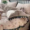 Juego de Cama de Hilo Bouclé Estilo Nuevo 2026 de Cuatro Piezas, Estilo Ins con Encaje de Pompón, para Dormitorio de Estudiante, Juego de Tres Piezas