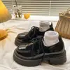 Zapatos de mujer de cuero estilo británico, nueva colección de otoño 2026, versátiles, que aumentan la altura, con cordones, tacón grueso, punta redonda, planos estilo retro japonés JK