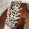 Capa de celular com estampa de leopardo retrô estilo Maillard, cobertura total, cor café com leite, para Samsung S25/S24FE