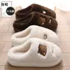 Chinelos de algodão com urso de desenho animado, estilo inverno feminino, novo design para casais, quentes e confortáveis, chinelos felpudos antiderrapantes para interior masculino, atacado para o inverno