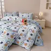 Estilo Coreano Cremoso Osito Polar Cálido Juego de Cuatro Piezas Dibujos Animados Funda Nórdica de Polar de Coral Doble Cara Juego de Tres Piezas Sábana Plana Sábana Ajustable