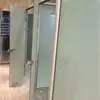 Fabricante de Jiangxi ofrece mamparas de oficina minimalistas de aleación de aluminio, incluyendo mamparas altas para edificios de oficinas y salas de conferencias, y mamparas de vidrio de una sola capa.