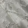 Tejido jacquard tridimensional teñido con hilo de flor de ciruelo dorado para vestidos, abrigos, almohadas, equipajes, tejidos decorativos para ropa.