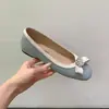 Sapatos femininos chiques e elegantes de bico quadrado com strass, corte baixo e que aumentam a altura, modelo novo primavera e outono 2026, adequados para combinar com saias, sapatilhas