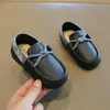 Sapatos infantis estilo britânico para primavera e outono, novos sapatos infantis de couro versão coreana, mocassins infantis sem cadarço, sapatos casuais infantis com sola macia, sapatos sociais infantis para meninas