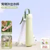 Botella de agua popular TK para mascotas con spray refrigerante, botella de agua plegable cruzada para perros para paseos y alimentación de perros al aire libre en verano