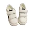 Zapatillas blancas de velcro para niñas con suela gruesa, zapatos blancos de estudiante, para niñas mayores, mocasines que aumentan la altura, nuevos estilos de primavera y otoño