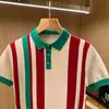 Suéter de punto de lujo británico para hombre, cuello de solapa ajustado, polo de punto de manga corta con rayas verticales elegantes de colores, a juego