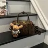 Coleção Outono 2026: Bolsa Almofada de Camurça Retrô, uma bolsa moderna estilo coreano para o dia a dia, pode ser carregada na mão ou usada como bolsa transversal.