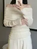 Blusa de tricô estilo francês, deslumbrante, cor de café, de um ombro só, manga longa, para mulheres, perfeita como uma peça de sobreposição sofisticada e elegante para o outono, uma blusa interna de comprimento curto