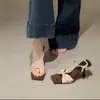 Sandálias de salto alto elegantes e sofisticadas estilo francês para mulheres, novo modelo de verão 2026, com saltos finos, bico aberto, design de laço de cetim