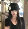 Sombrero de Perlas de Camelia para Mujer, Otoño e Invierno, Estilo Chanel Pequeño, Sombrero Tipo Cubo Adelgazante, Estilo Francés, Sombrero Elegante y Noble Femenino