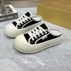 Sapatos Femininos Brancos Slip-On Versáteis de Solado Grosso 2026 Verão Novo Estilo Sandálias Casuais Preguiçosas Meio Calce para Exterior