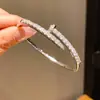 Pulsera Hebilla de Uña de Circonita Electrochapada en Oro Real de 18 Quilates Lujo Accesible Pulsera de Gama Alta Diseño de Nicho Joyería Versátil para la Mano