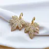 Pendientes de Hoja de Arce Estilo Lujo Ligero con Incrustaciones de Circonita, Estilo Europeo y Americano, Efecto Adelgazante, Pendientes y Accesorios para Orejas