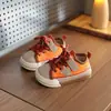 Zapatos de caminar cómodos y de suela blanda con bloques de color de moda para niños pequeños, nuevos estilos de otoño/invierno para niñas, zapatillas versátiles para niños y zapatos clásicos estilo "Forrest Gump"