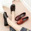 Zapatos de madre de cuero suave, suela suave, planos, resistentes al desgaste, impermeables, con lazo, zapatos de trabajo, grupo de compra de microempresa, venta al por mayor de una generación