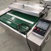 Máquina envasadora al vacío de laminación continua personalizada de fábrica, equipo de envasado para mantener la frescura de las patas de pollo y maíz, máquina selladora de salsas y encurtidos.