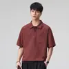2026 Novo Modelo Camisa Polo com Dois Bolsos na Parte Frontal Estilo Americano Tendência Casual Solta Tecido Bolha Texturizado Manga Curta Camiseta
