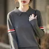 Suéter de Tricô com Gola Polo em Mistura Fina de Lã e Cashmere, Novo para Primavera e Outono de 2026, com Listras Coloridas e Design Falso de Duas Peças