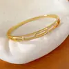 Pulsera hueca de circonita cúbica chapada en oro de 18 quilates, una pieza de joyería lujosa y elegante con un diseño refinado y elegante, perfecta para mujeres que quieren expresar su individualidad