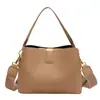 Bolso de mano de moda popular de este año para mujer, bolso de cubo de nicho de alta gama de otoño e invierno 2024, bolso de mensajero de estilo occidental que combina con todo.