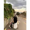Verano 2026 nuevo estilo manga murciélago cuello redondo holgado adelgazante versátil moderno de manga corta tejido para mujer con un toque de alta gama