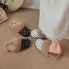 Chinelos peludos estilo coreano elegantes, de calçar, para uso externo, com bolinhas e sola grossa, coleção outono 2026, forrados com pelúcia para aquecimento, chinelos fechados estilo Birkenstock