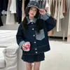 Jaqueta jeans retrô para meninas, nova coleção outono 2026, tamanho médio a grande, com lapela e design patchwork, estilo curto, corte solto, top moderno