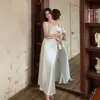 Vestido Ligero Maduro Estilo Francés 2026 Nuevo Vestido Blanco de Satén de Un Hombro con Toque de Lujo y Cintas Fluidas, Vestido Ajustado al Cuerpo