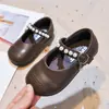 Zapatos de piel para niña 2026 otoño nueva moda bebé suela suave zapatos para niño pequeño con pedrería dulces planos de princesa