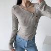 2023 Outono e Inverno Novo Slim-fit Manga Comprida Malha Suéter Feminino Pure Desire Wind Irregular Slant Single-breasted Trendy Top